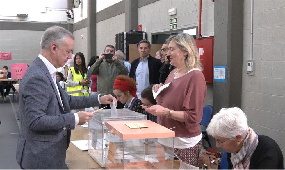 El Lehendakari, Iñigo Urkullu, vota en las escuelas de Zabalarra de Durango (Bizkaia)