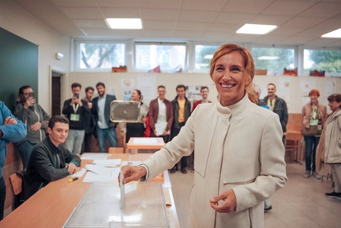 La candidata de Más Madrid a la Presidencia de la Comunidad, Mónica García, vota este 28M en el Colegio Santa María del Pilar
