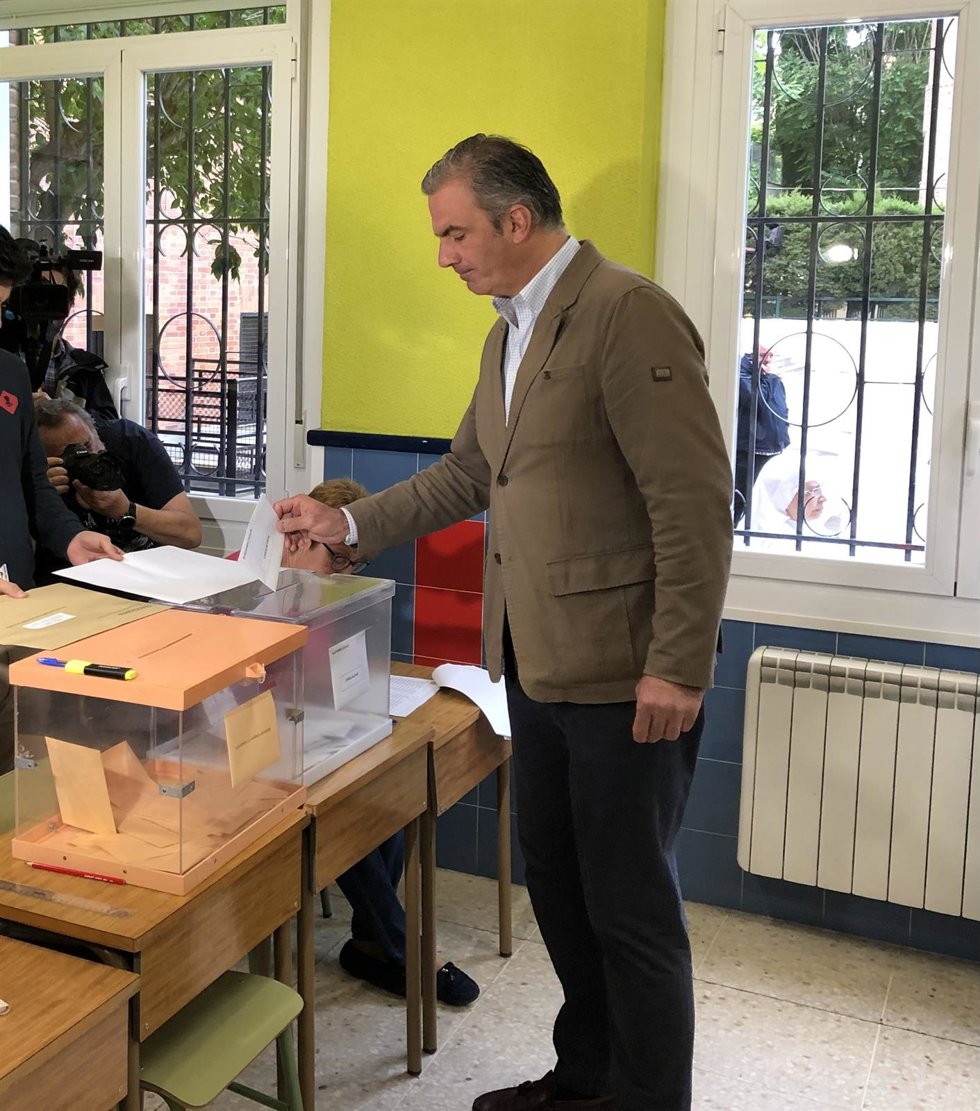 Ortega Smith ejerce su derecho al voto en el Colegio María Inmaculada, Hijas de la Caridad en Chamberí.