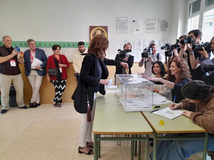 La candidata de Geroa Bai a la Presidencia del Gobierno de Navarra, Uxue Barkos, acude a votar este 28 de mayo