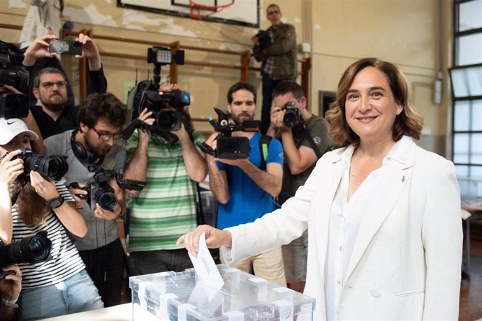 La alcaldesa de Barcelona y candidata de BComú a la reelección, Ada Colau, vota en el Centre Cívic La Sedeta.