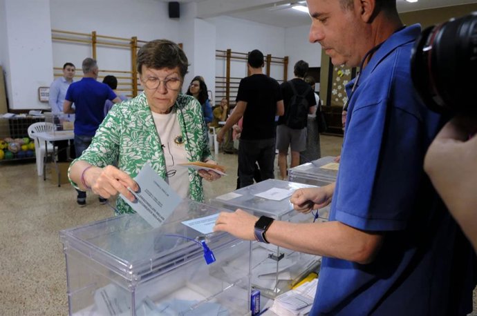La candidata de Unidas Podemos a la presidencia del Govern, Antnia Jover, vota en el Colegio Arcngel Sant Rafel, de Palma.