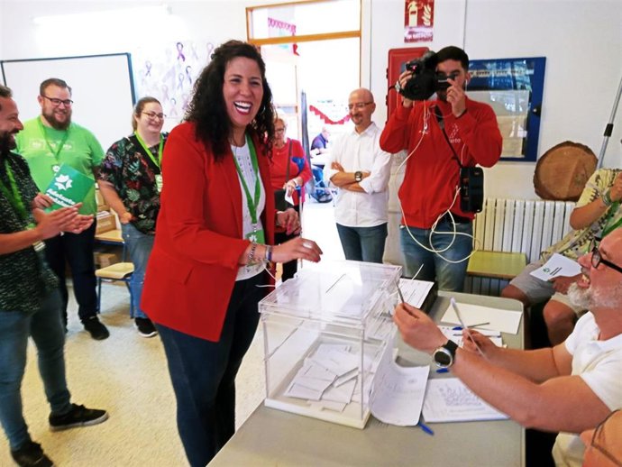 La candidata de Adelante Andalucía a la Alcaldía de Sevilla, Sandra Heredia, ejerce su derecho al voto en su colegio electoral, en la calle Feria.