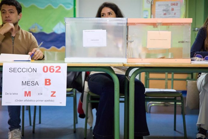 Urnas preparadas en un colegio electoral, a 28 de mayo de 2023, en Madrid (España).  