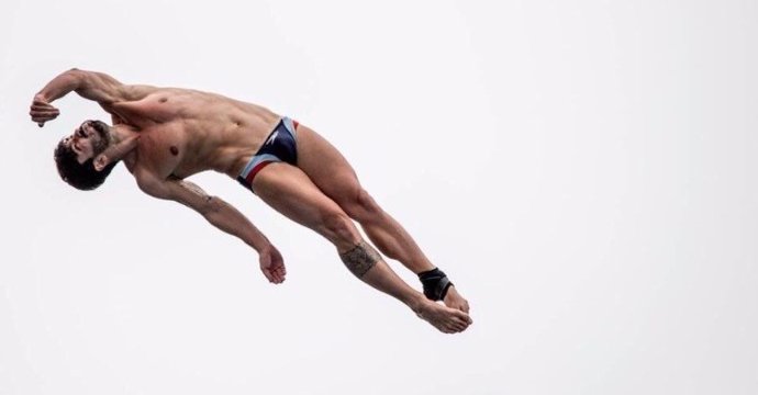 Archivo - Carlos Gimeno durante un salto.