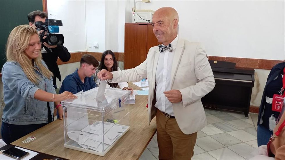 El candidato del PSOE a la Alcaldía de Córdoba, Antonio Hurtado, votando.