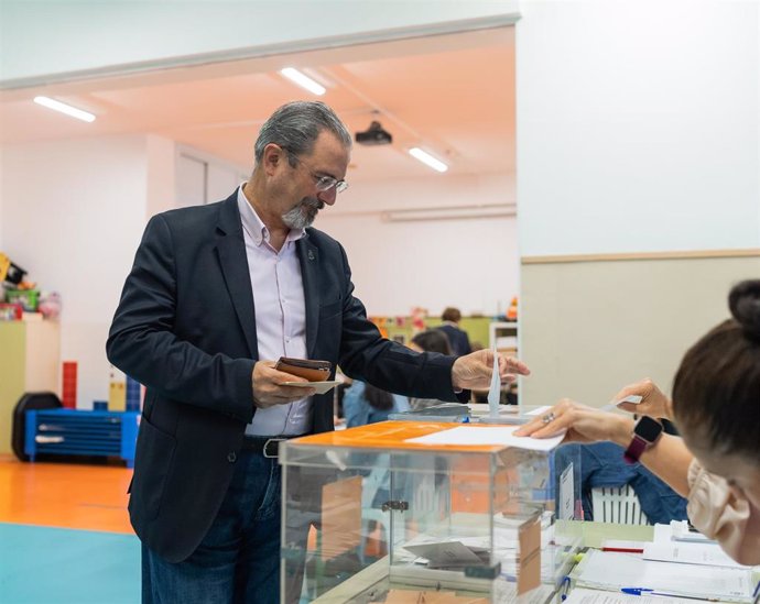 El candidato de Vox a la Presidencia de la Generalitat, Carlos Flores, ejerce su derecho al voto