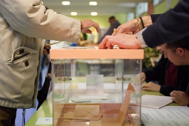 Una persona vota en un colegio electoral, a 28 de mayo de 2023, en Madrid (España). 