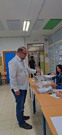 El candidato de Granada Unida a la Alcaldía, Paco Puentedura, ha votado en torno a las 9,30 horas de este domingo en el colegio San Juan de Dios del Cerrillo de Maracena.