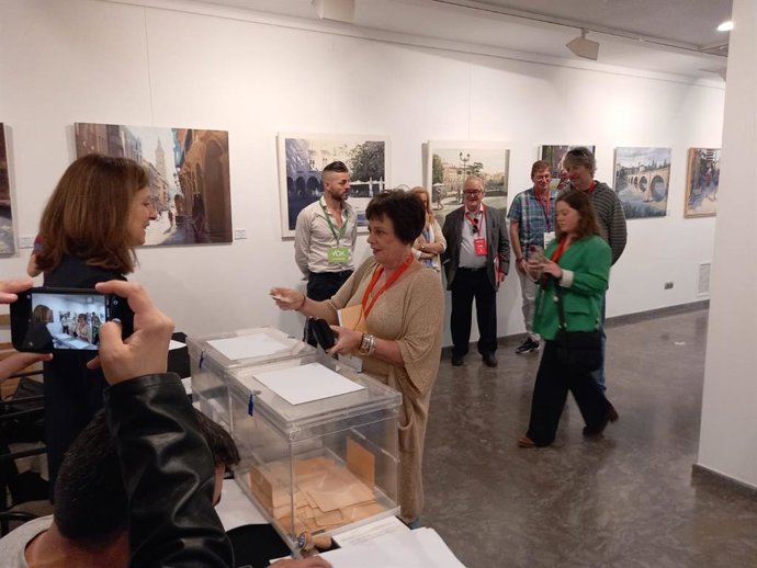 La candidata de Podemos IU al Gobierno riojano, Henar Moreno, ejerce su derecho a voto