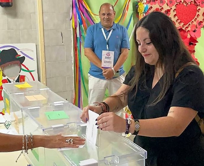 La cabeza de lista de Unidas Sí Podemos al Parlamento de Canarias por la isla de Tenerife, Laura Fuentes, ejerce su derecho al voto en las elecciones autonómicas y locales del 28 de mayo