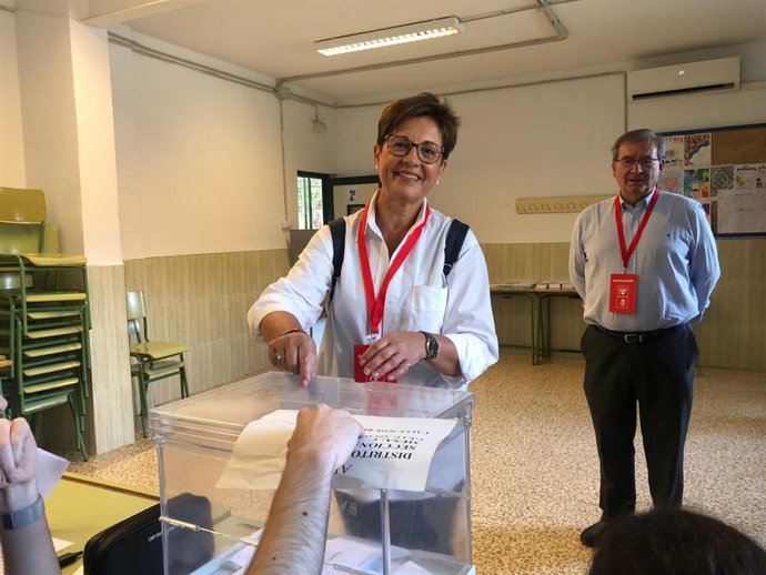 Adriana Valverde (PSOE) vota en el IES Azcona de la ciudad de Almería