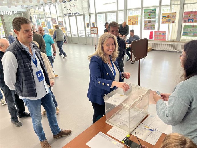 LA candidata del PP a la Alcaldía de Burgos, Cristina Ayala, ejerciendo su derecho a voto.