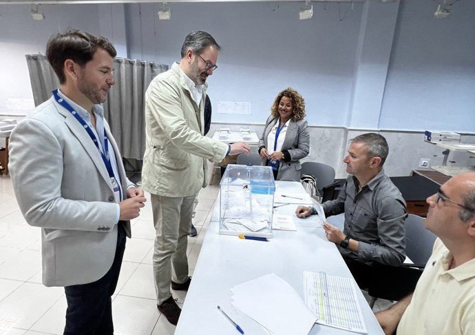 Adolfo Molina ejerce el derecho al voto junto a Fernando Priego.