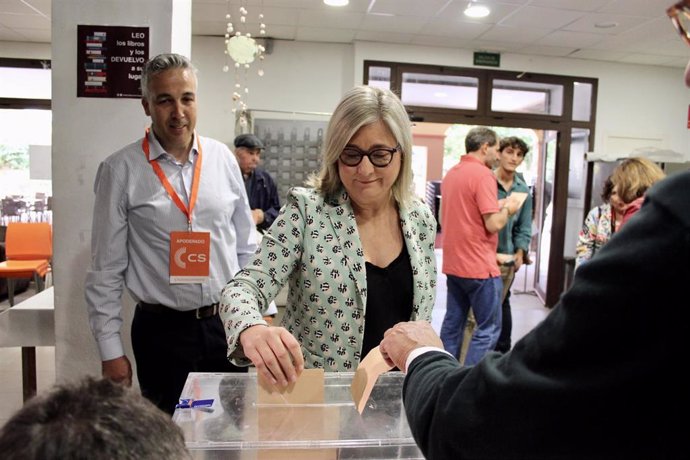 La candidata de CS a la Presidencia de la Generalitat Valenciana, Mamen Peris, vota en el 28M