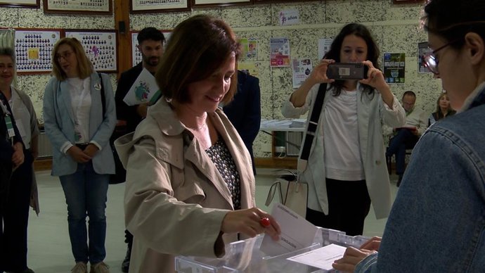 La candidata de VTLP a la Alcaldía de Valladolid, María Sánchez, deposita su voto para estas elecciones municipales en el colegio Maristas.