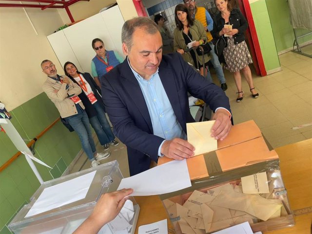 El candidato de Ciudadanos a la Presidencia del Principado de Asturias, Manuel Iñarra, vota en el colegio público Laviada de Gijón