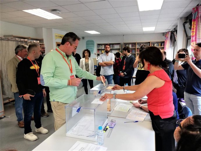 El candidato de Ciudadanos a la Alcaldía de Logroño, Eduardo Peña, votando el 28M