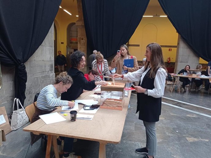 La candidata del PP a la Alcaldía de Gijón, Ángela Pumariega, vota en el Centro de Cultura Antiguo Instituto.