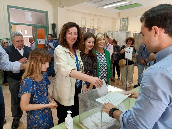 La alcaldesa de Almería, María del Mar Vázquez, vota junto a sus hijas y su madre, la exsenadora del PP, Mar Agüero