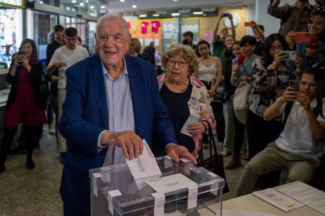 El alcaldable Ernest Maragall vota al lado de su esposa en Barcelona.