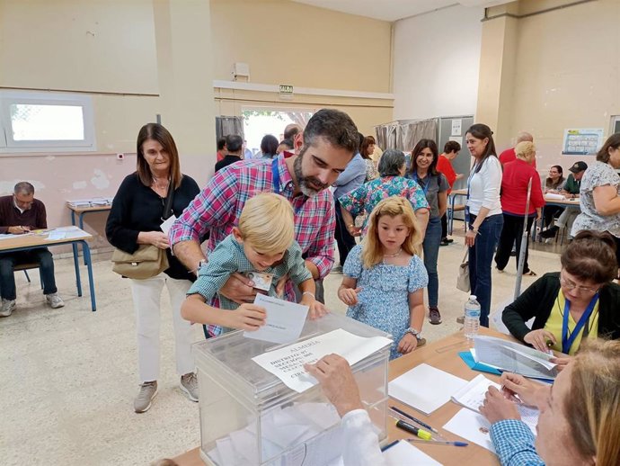 El consejero Ramón Fernández-Pacheco, en el momento de votar este domingo en Almería junto a sus hijos.
