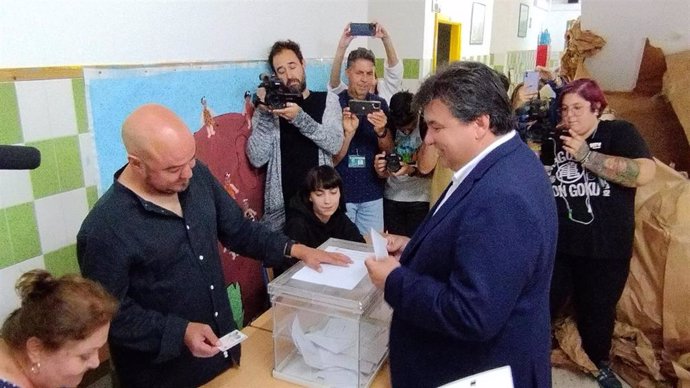 El candidato del PSOE a la Alcaldía de Huelva, Gabriel Cruz, ha votado en el CEIP Al-Andalus.