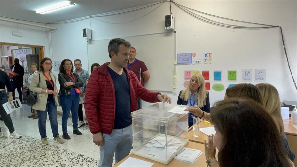 Julio Millán ejerce su derecho al voto.