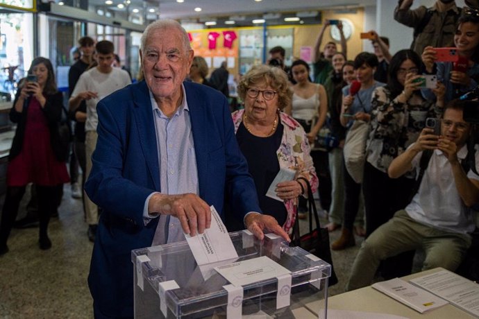 L'alcaldable Ernest Maragall vota al costat de la seva esposa a Barcelona.