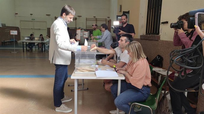 El candidato de IU a la Presidencia de Aragón, Álvaro Sanz, durante su ejercicio del voto.