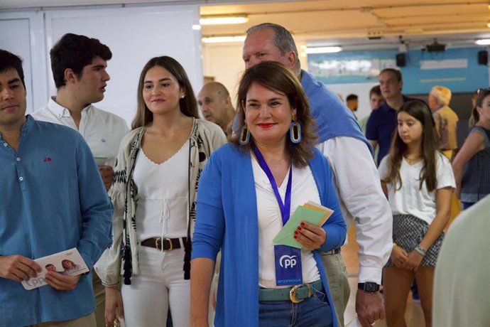 La candidata del PP a la alcaldía de Las Palmas de Gran Canaria, Jimena Delgado, en el momento en el que se dirigía a depositar su voto, este domingo 28 de mayo