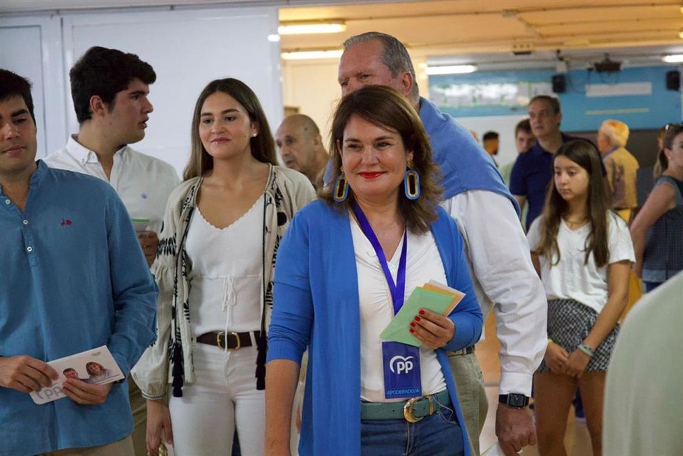 La candidata del PP a la alcaldía de Las Palmas de Gran Canaria, Jimena Delgado, en el momento en el que se dirigía a depositar su voto, este domingo 28 de mayo