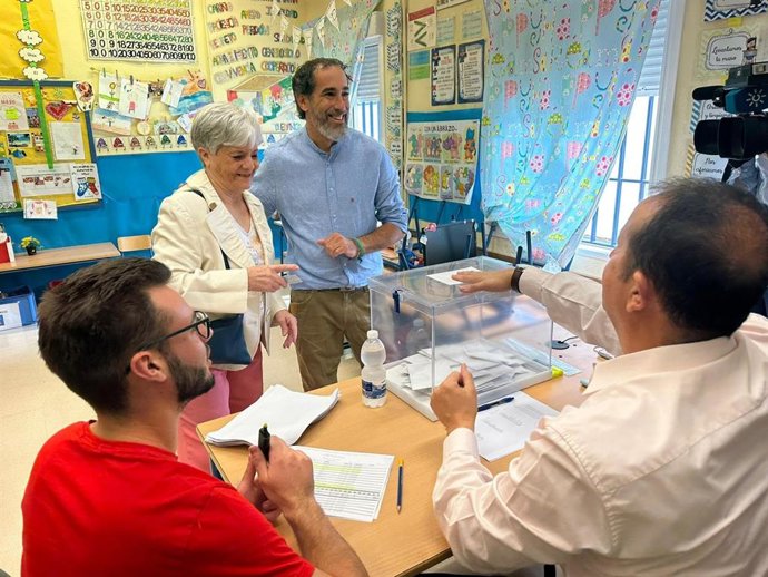 El candidato de Hacemos Córdoba la Alcaldía de Córdoba, Juan Hidalgo, acompaña a su madre a votar.