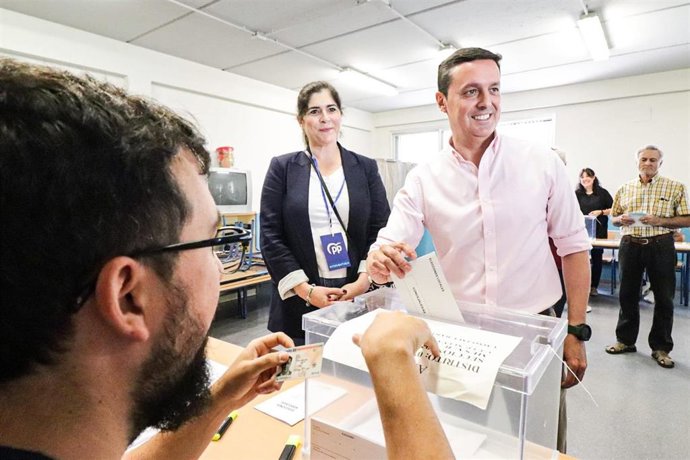 Javier Aureliano García (PP) vota en el colegio electoral de Nueva Almería