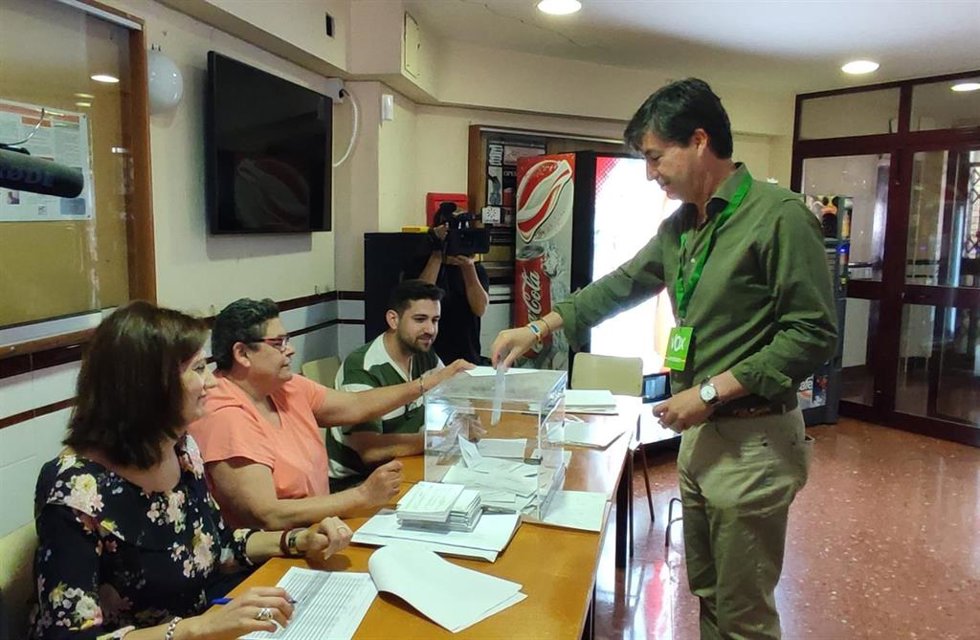 El candidato de Vox a la Alcaldía de Huelva, Wenceslao Font, ejerciendo su derecho al voto este domingo de elecciones municipales.