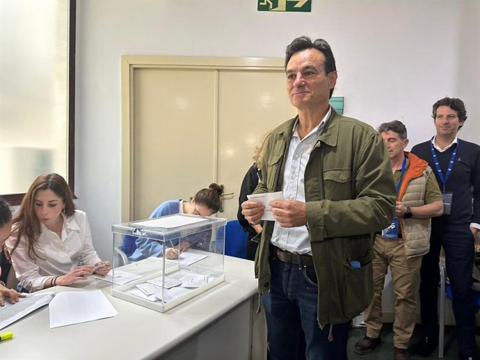 El candidato del PP a la Alcaldía de Jaén, agustín González, ejerce su derecho al voto
