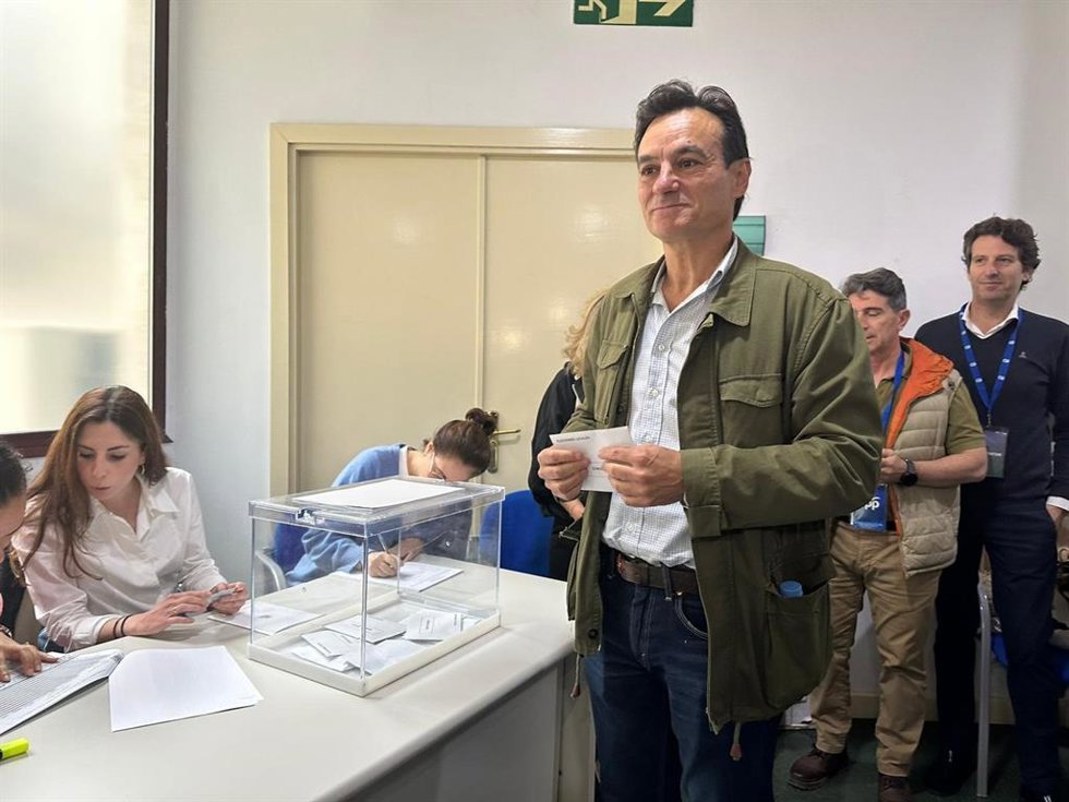 El candidato del PP a la Alcaldía de Jaén, agustín González, ejerce su derecho al voto