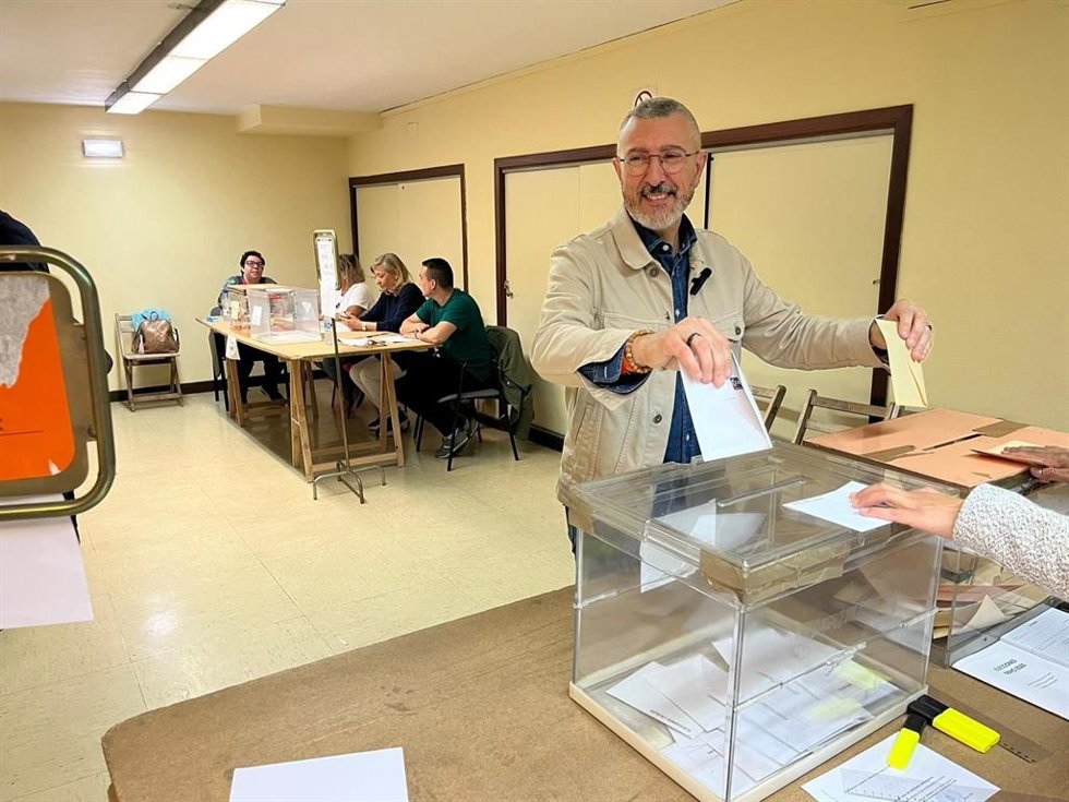 El candidato de Ciudadanos a la Alcaldía de Gijón, José Carlos Fernández Sarasola, vota en el pabellón de la Arena
