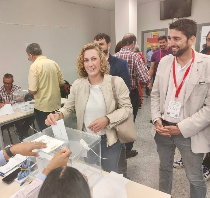 La candidata de Podemos-IU a la Alcaldía de Sevilla, Susana Hornillo, y el número dos de la candidatura, Ismael Sánchez, ejerciendo su derecho al voto.