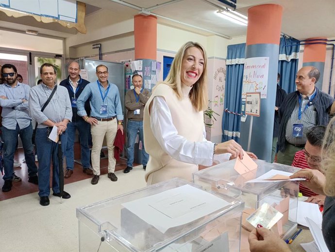 La candidata del PP a la Presidencia de la Junta de Extremadura, María Guardiola, ejerce su derecho al voto en un colegio electoral de Cáceres