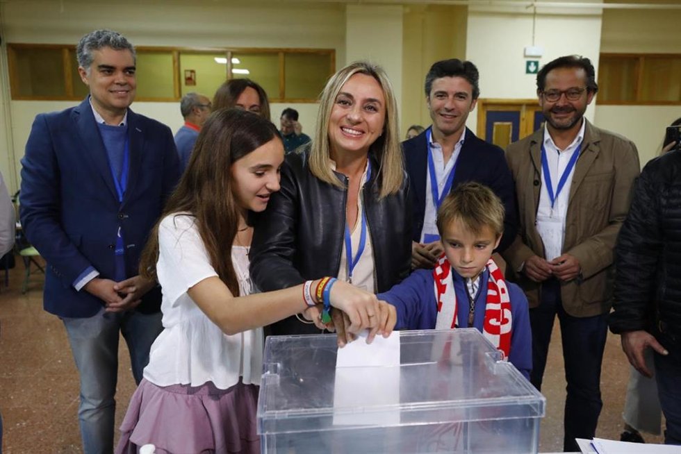 La candidata del PP a la Alcaldía de Granada, Marifrán Carazo, ha votado en el IES Cervantes.