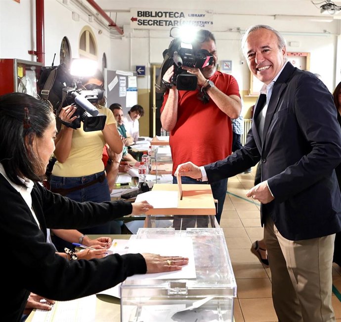 El candidato del Partido Popular (PP) a la Presidencia del Gobierno de Aragón, Jorge Azcón, vota el 28 de mayo