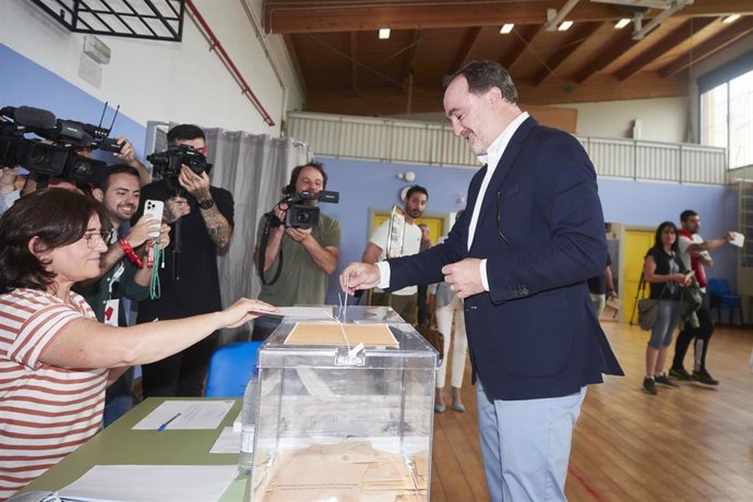 El candidato de UPN Javier Esparza, en el momento que ha votado en Mutilva.