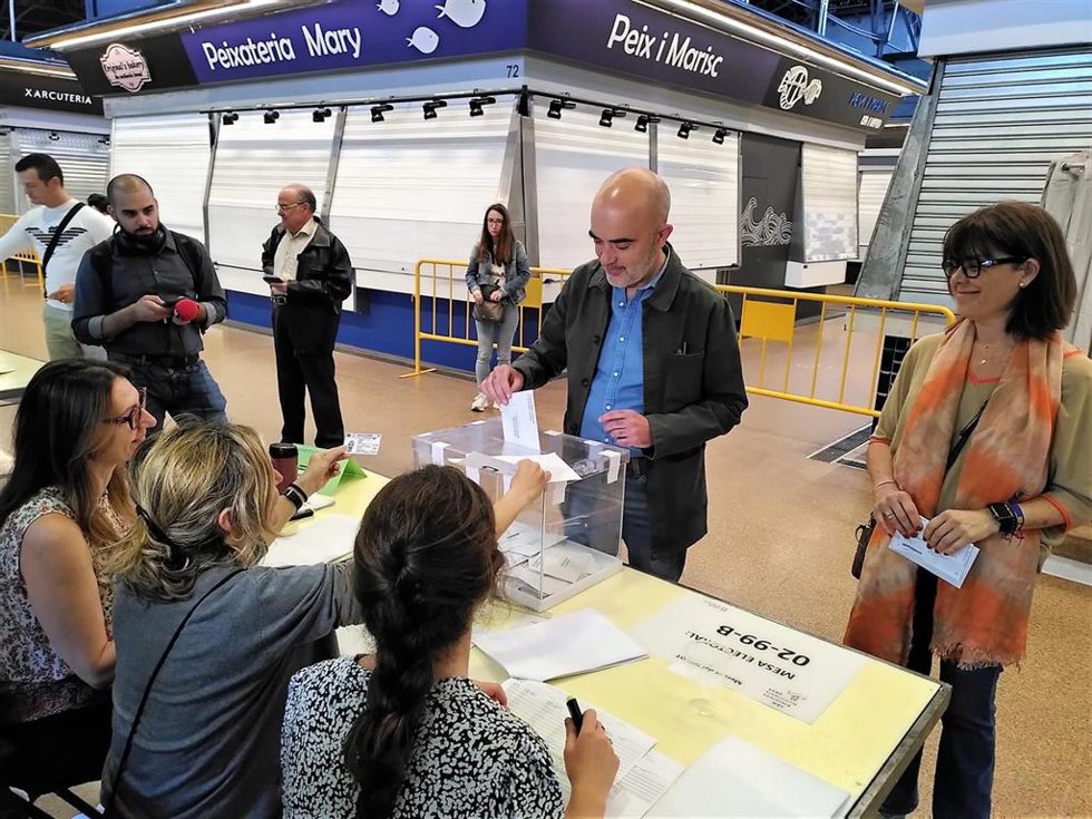 El candidato del PP a la Alcaldía de Barcelona, Daniel Sirera, vota el día de las elecciones municipales en el Mercat del Ninot, en Barcelona (Cataluña, España) el 28 de marzo de 2023