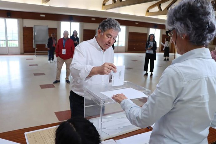 El Candidato Del BNG A La Alcaldía De Pontevedra, Miguel Anxo Fernández Lores, Ha Votado A Las 9,30 Horas En Su Colegio Electoral En La Parroquia De Marcón, En Las Elecciones Municipales Del 28 De Mayo De 2023