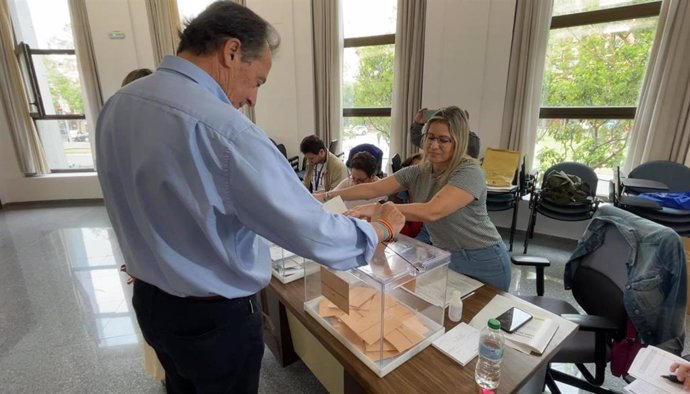 El candidato de Ciudadanos a la Presidencia de la Junta, Fernando Baselga, vota en Badajoz.