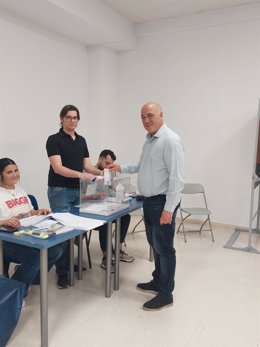 El presidente de la Diputación de Córdoba y candidato del PSOE a la reelección como alcalde de Rute, Antonio Ruiz, ejerce su derecho a voto.