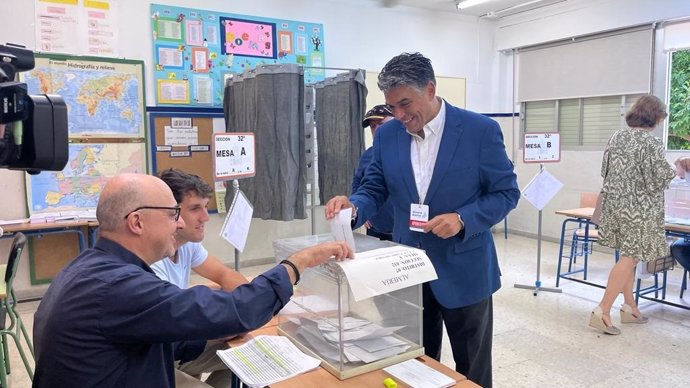 El candidato de Almería Avanza a la Alcaldía de Almería, Miguel Cazorla, vota en las elecciones municipales de 28M.