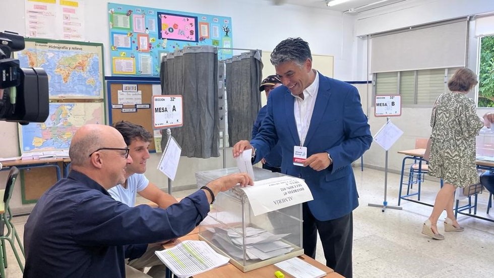 El candidato de Almería Avanza a la Alcaldía de Almería, Miguel Cazorla, vota en las elecciones municipales de 28M.