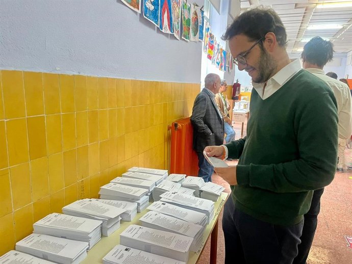 El candidato de Ciudadanos a la Alcaldía de Valladolid, Pablo Vicente, ejerciendo su derecho a voto este domingo, 28 de mayo, en la capital vallisoletana
